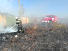 25.09.2025 спасатели-пожарные  Службы спасения  г. Краснодара тушили пожар по адресу: Комарова, 21.